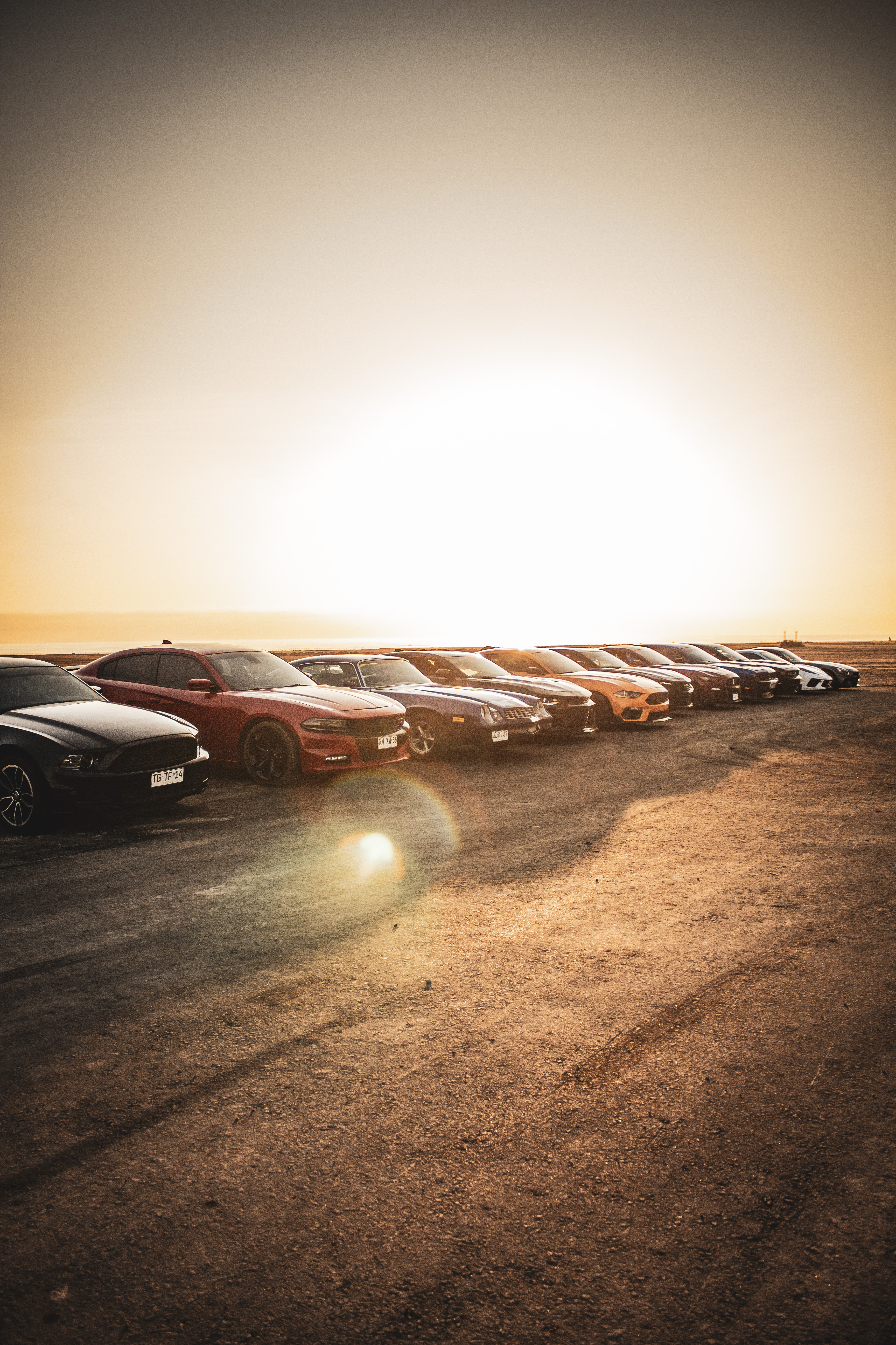 Fila de autos al atardecer